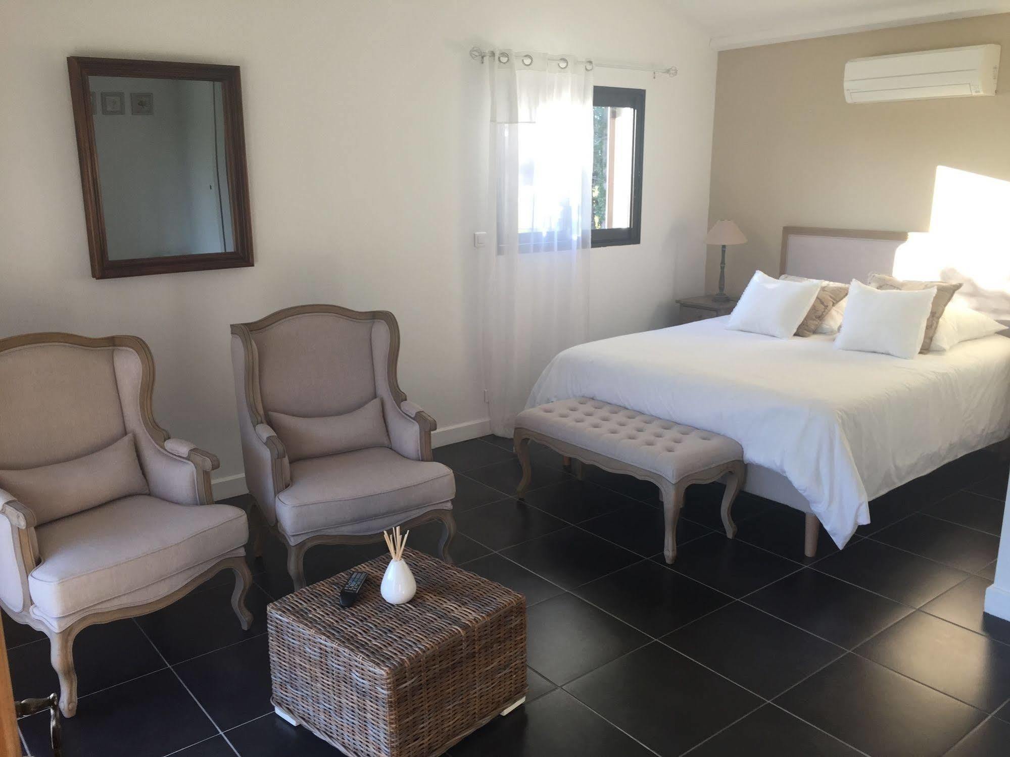Mas Des Limites Bed and Breakfast Rognonas Esterno foto